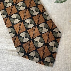 Format bold, green and gold, geometric design.